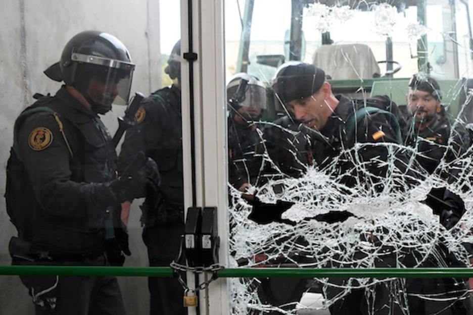 La Guardia Civil ha destrozado la puerta para entrar al colegio de Sant Julià de Ramis, donde debía votar Puigdemont. (Lluís GENÉ/AFP) 