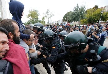 Guardia civiles contra ciudadanos en Sant Julià de Ramis. (Raymond ROIG/AFP)