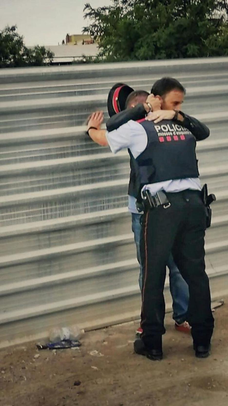 Un Mosso, desconsolado tras presenciar un acto de violencia policial. (@roserperera)