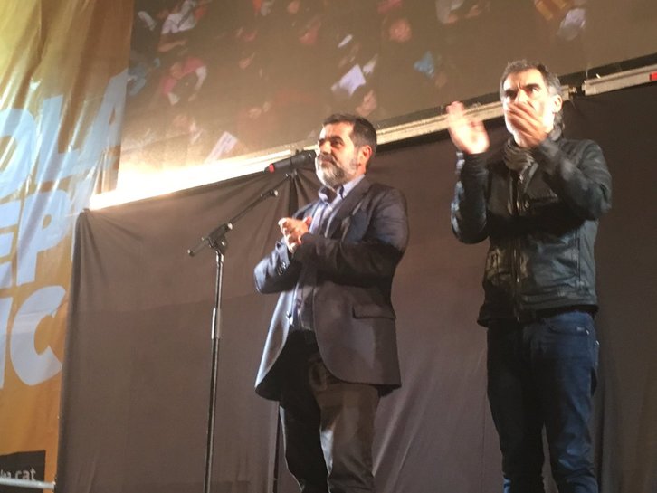 Sánchez y Cuixat, durante el acto de cierre de jornada. (@assemblea)
