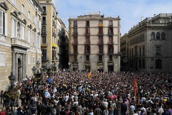 La plaza Sant Jaume, abarrotada en la concentración para denunciar la violencia policial. (Lluís GENE/AFP)