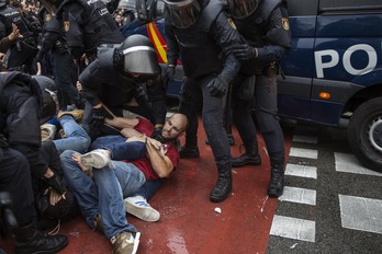 La Policía nacional española provocó 302 heridos en la ciudad de Barcelona. (Joel JORDAN / AFP)