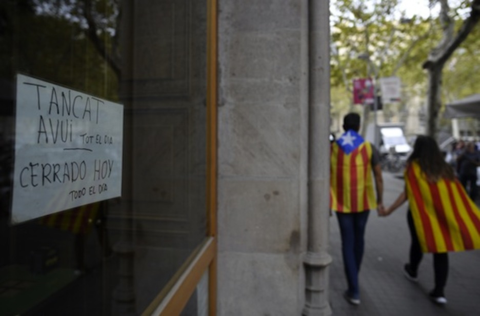 Un cartel anuncia el cierre de un negocio. (Lluís GENÉ/AFP) Un cartel anuncia el cierre de un negocio. (Lluís GENÉ/AFP)