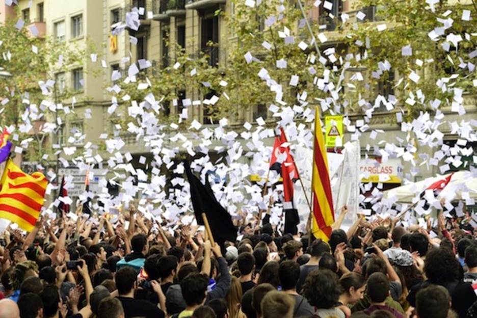 Papeletas frente a la sede del PP. (Pierre-Philippe MARCOU/AFP) Papeletas frente a la sede del PP. (Pierre-Philippe MARCOU/AFP)