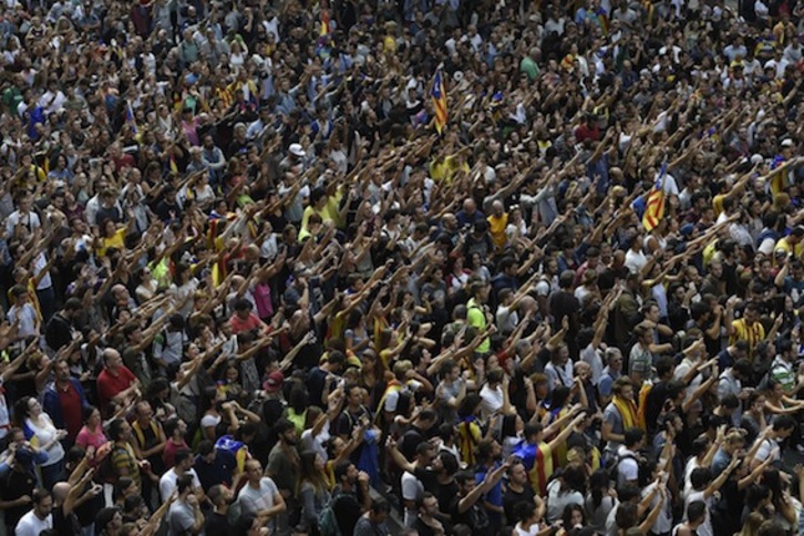 La movilización popular va «in crescendo» con el paso de las horas. (Lluís GENÉ/AFP)