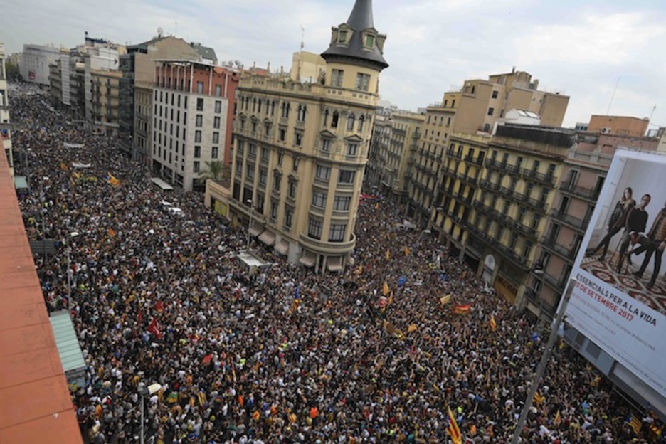 Vista aérea de la plaza de la Universitat, colapsada. (Lluís GENE/AFP) Vista aérea de la plaza de la Universitat, colapsada. (Lluís GENE/AFP)