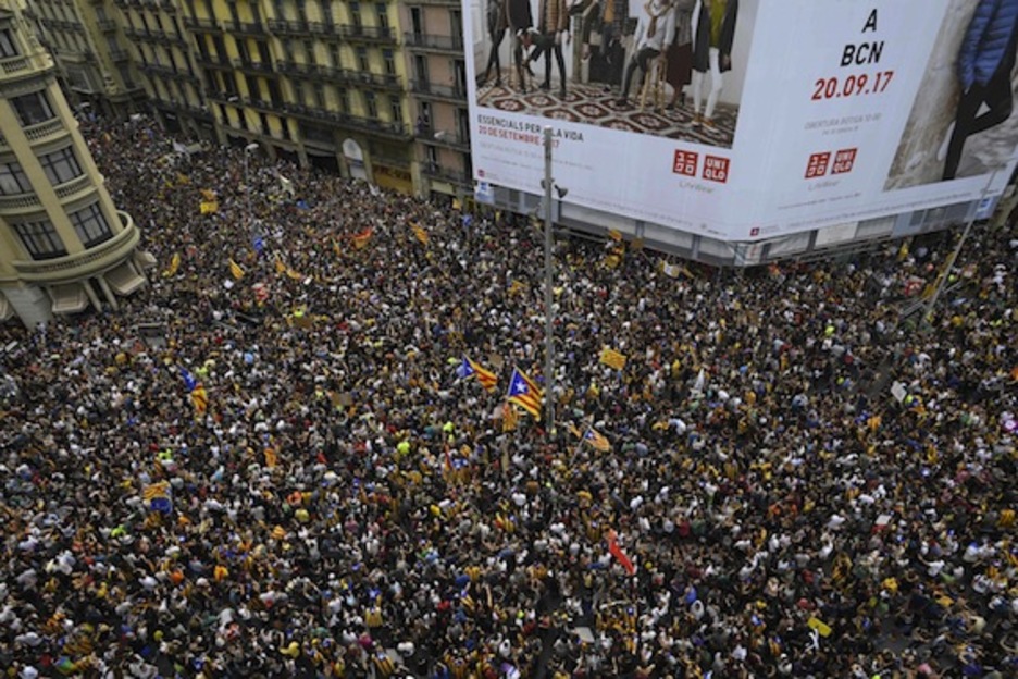 La plaza Universitat, a rebosar. (Lluís GENÉ/AFP) La plaza Universitat, a rebosar. (Lluís GENÉ/AFP)