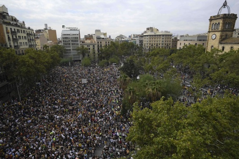Movilización en plaza Universitat. (Lluís GENÉ/AFP) Movilización en plaza Universitat. (Lluís GENÉ/AFP)
