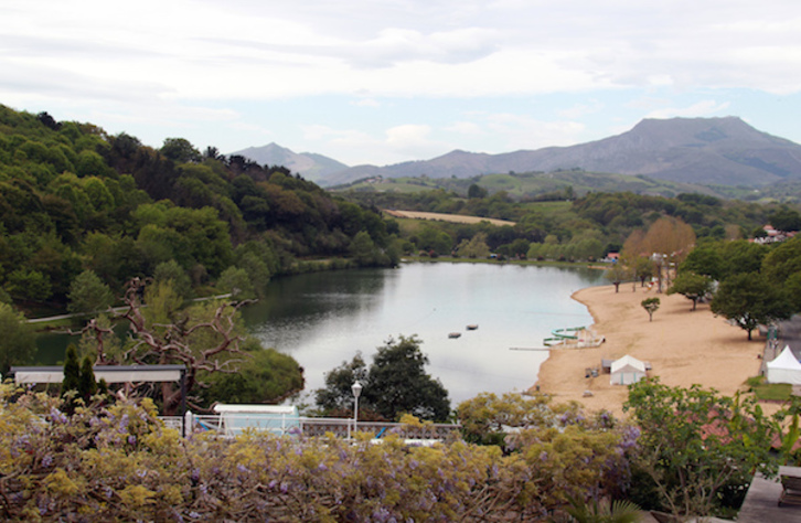 El lago de Senpere podría acoger la salida de una etapa del próximo Tour. (Bob EDME)