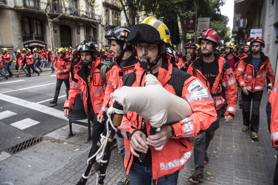 Un bombero tocando la gaita, a la cabeza de la manifestación. (Jagoba MANTEROLA/ARGAZKI PRESS)