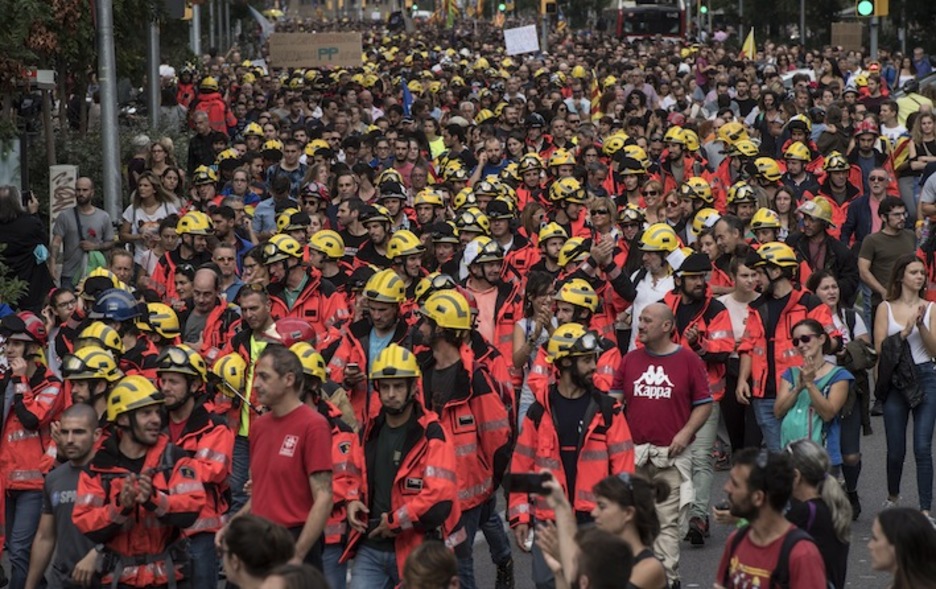 Los bomberos en manifestación. (Jagoba MANTEROLA/ARGAZKI PRESS) Los bomberos en manifestación. (Jagoba MANTEROLA/ARGAZKI PRESS)