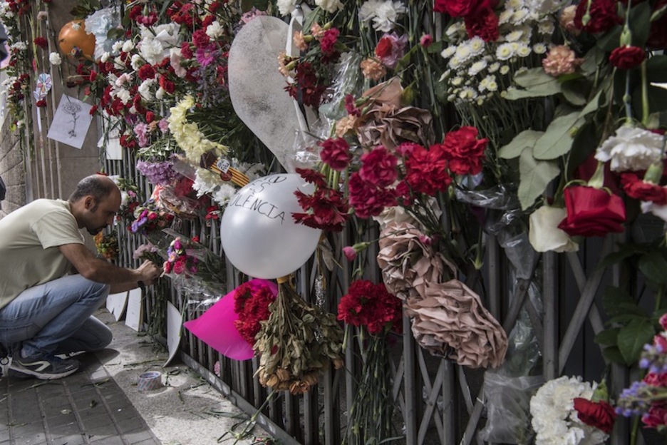 Flores en el instituto Jaume Balmes. (Jagoba MANTEROLA/ARGAZKI PRESS) Flores en el instituto Jaume Balmes. (Jagoba MANTEROLA/ARGAZKI PRESS)