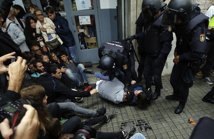 Una de las cargas policiales en Catalunya durante el 1-0. (Pau BARRENA / AFP)