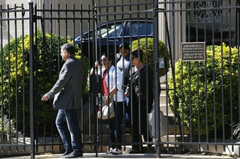 Varias personas saliendo de la embajada de Cuba en Washington. (Olivier DOULIERY / AFP)