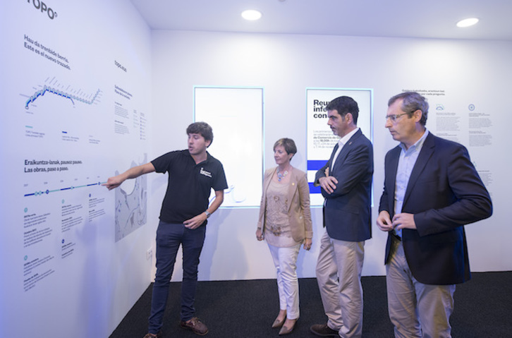Tapia, Goia y Olano atienden a las explicaciones en el nuevo Topogunea. (Irekia.eus)