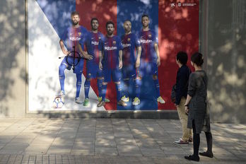 Pintada del símbolo celta que usan los ultraderechistas sobre un póster de Piqué con algunos compañeros. La imagen es de Barcelona. (Josep LAGO / AFP)