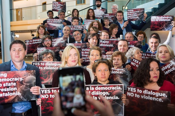 35 eurodiputados han protestado contra la violencia policial en Catalunya. (@EUPARTYEFA)