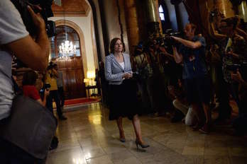 Carme Forcadell, ayer miércoles en los pasillos del Parlament. (Josep LAGO / AFP)