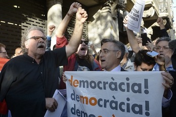 El diputado Joan Tardà y el europarlamentario Ramón Tremosa, ante la Conselleria de Exteriores. (Lluis GENE/AFP)