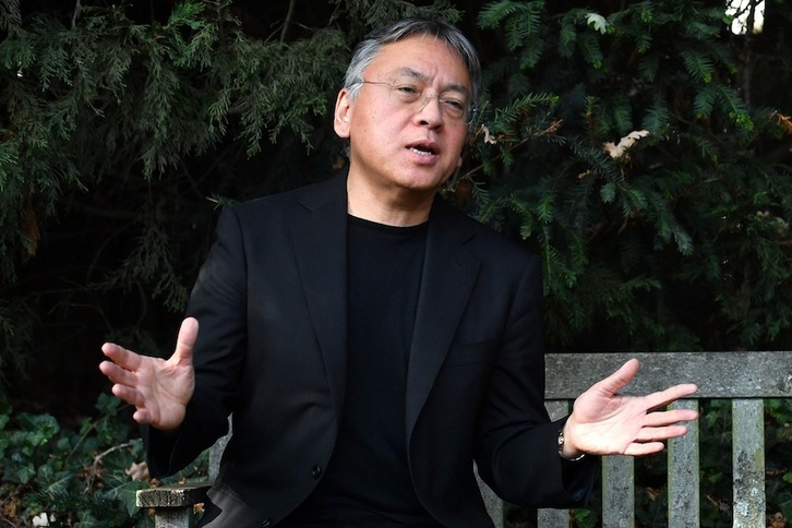 Kazuo Ishiguro hoy en Londres, tras ser galardonado con el Nobel de Literatura. (Ben STANSALL/AFP)