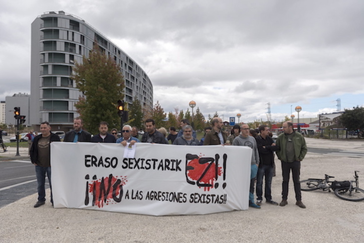 Concentración junto a la planta de Mercedes en Gasteiz. (Juanan RUIZ / ARGAZKI PRESS)