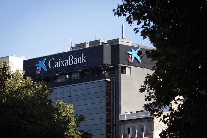 La Audiencia Nacional investiga a Caixabank por blanqueo de dinero. (Jaime REINA/AFP)