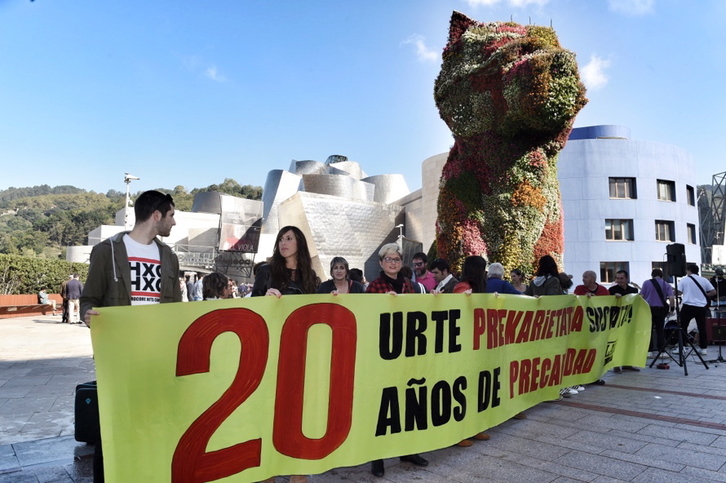 Miembros de LAB, frente al Guggenheim. (ARGAZKI PRESS)