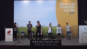 Miren Amuriza, lanean. (@Bertsolaritza)