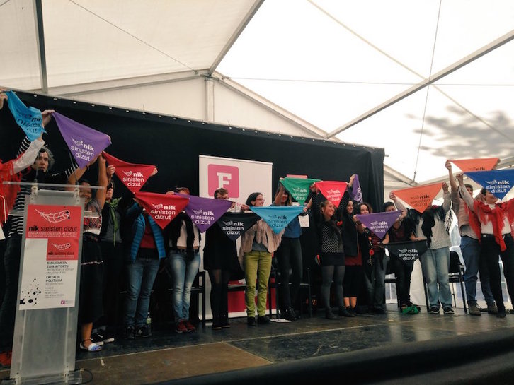 Euren testigantza eman duten emakumeak, oholtza gainean. (@GARA_olarretxea)