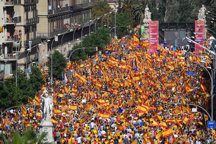 Vargas Llosa, ante la multitud. (Lluis GENE/AFP)