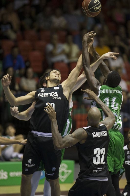 «Los hombres de negro» han conseguido su primera victoria. (@CDBILBAOBASKET)