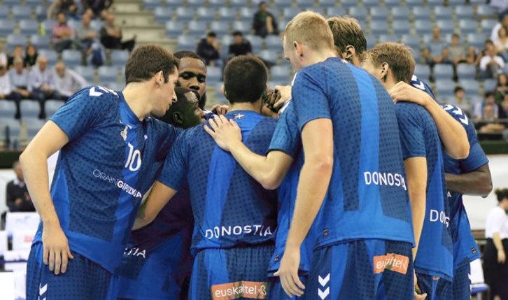 Piña del GBC al término del partido. (@gipuzkoabasket)