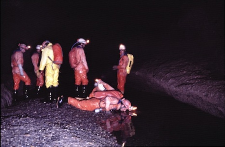 Miembros de Satorrak, junto a un río subterráneo. (FOTOGRAFÍAS: Cedidas por SATORRAK)