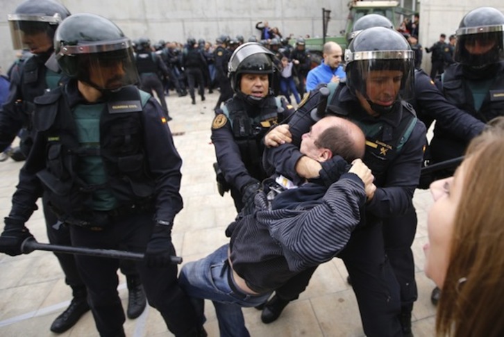 Intervención de la Guardia Civil en Sant Julià de Ramis, donde el 1-O debía haber votado el president Puigdemont. (Raymond ROIG/AFP)