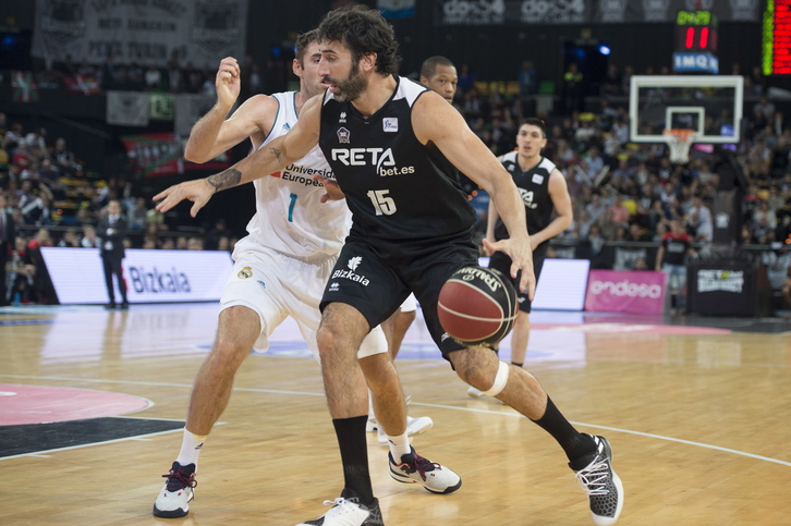 Mumbrú ante el Real Madrid en Miribilla. (Monika DEL VALLE / ARGAZKI PRESS)