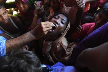 Una refugiada recibe una dosis de vacuna contra el cólera. (Indranil MUKHERJEE/AFP)