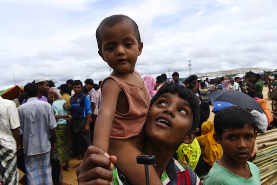 Varios niños rohinyás, en las inmediaciones de un centro de reparto de comida en un campamento de refugiados en Bangladesh. (Indranil MUKHERJEE/AFP)