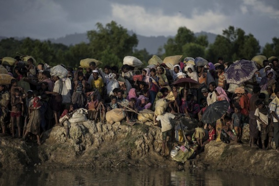  Unos 11.000 rohinyás huyeron de Birmania este lunes y cruzaron a Bangladesh, en un repunte de la oleada de refugiados. (Fred DUFOUR/AFP) 