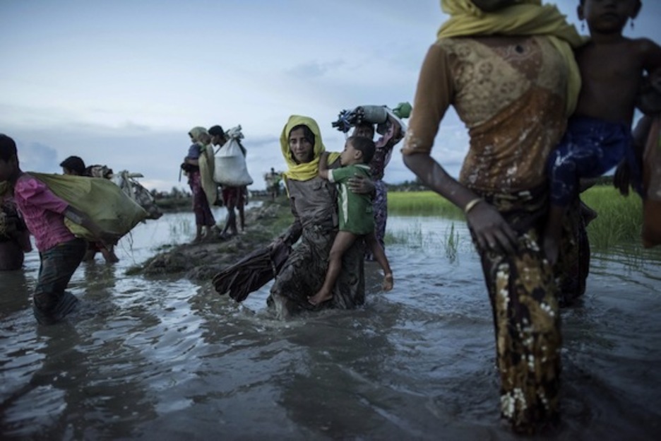 Mujeres y niños tratan de llegar a Bangladesh. (Fred DUFOUR/AFP)