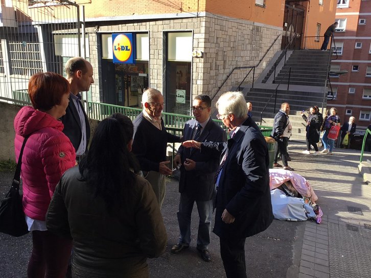 Representantes del PP han acudido a la calle Fika. (@PPdeBilbao)
