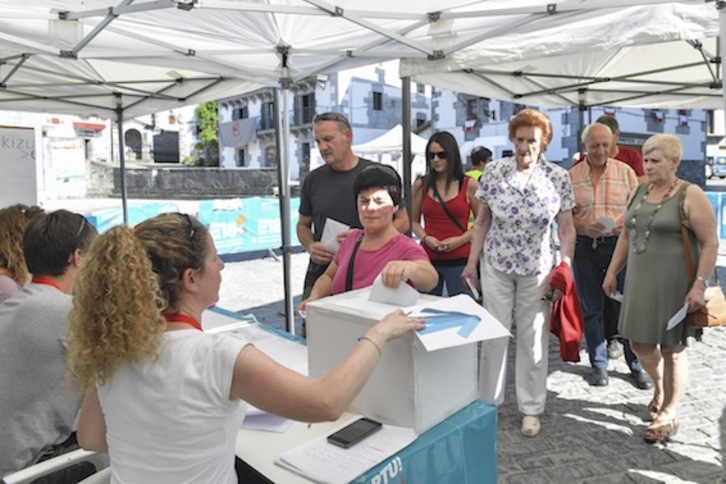 Orain arte, 165 herritako 155.000 biztanlek hartu dute parte galdeketetan. Irudian, Leitza. (Idoia ZABALETA/ARGAZKI PRESS)