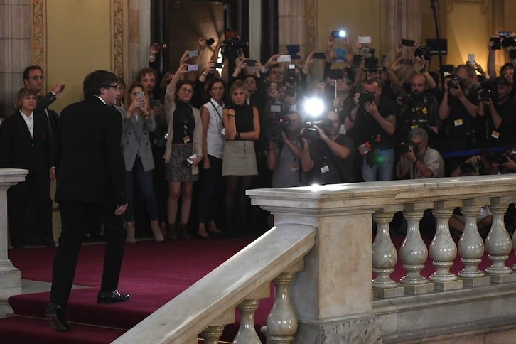 Carles Puigdemont, a su llegada al Parlament. (Lluís GENE/AFP)