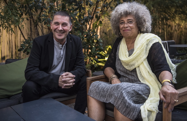 Arnaldo Otegi y Angela Davis juntos, ayer en Barcelona. (Jagoba MANTEROLA)