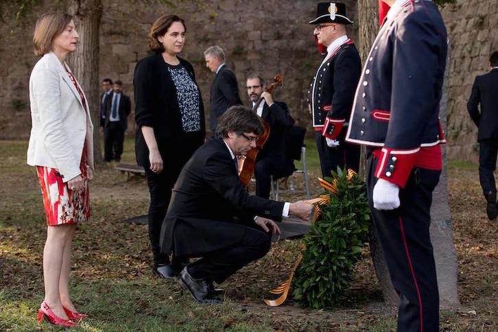Puigdemont, con Colau y Forcadell durante la ofrena floral. (Pau BARRENA/AFP)