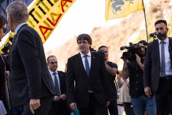 Puigdemont, con Colau y Forcadell durante la ofrena floral. (Pau BARRENA/AFP)