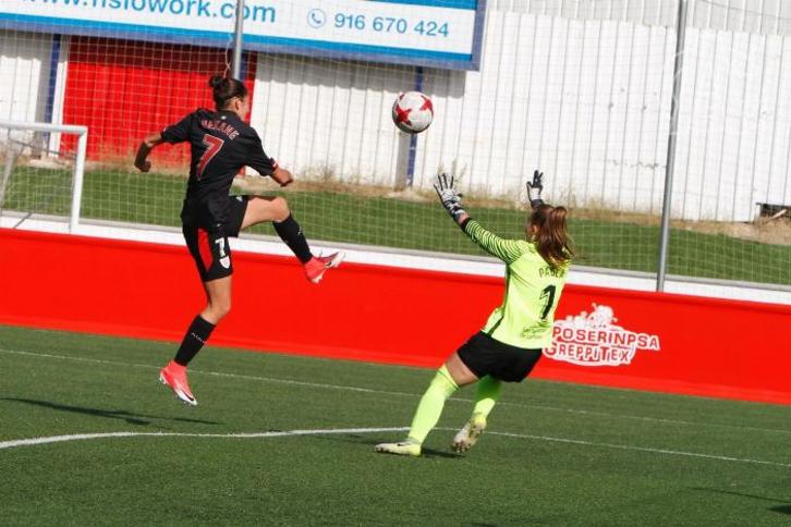 Nekane, atezainaren aurrean. (@AthleticClub)