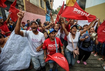 Partidarios del gobernante PSUV, durante la jornada de votación. (Juan BARRETO/AFP)