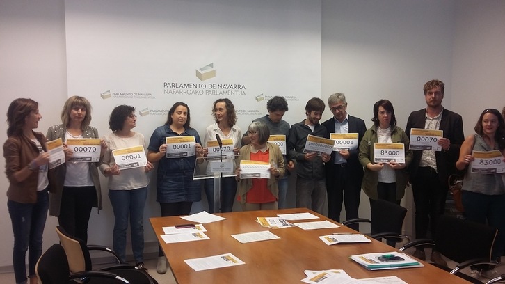 Representantes de la Plataforma de Entidades Sociales y los grupos políticos, hoy en el Parlamento. (@MartxeloDiaz)