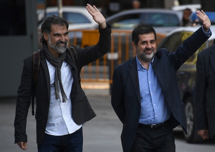 Jordi Cuixart y Jordi Sànchez, a su llegada a la Audiencia Nacional española hace un año. (Gabriel BOUYS/AFP)