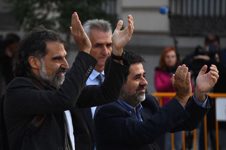 Jordi Sànchez y Jordi Cuixart, antes de entrar a declarar a la AN. (Gabriel BOUYS/AFP)